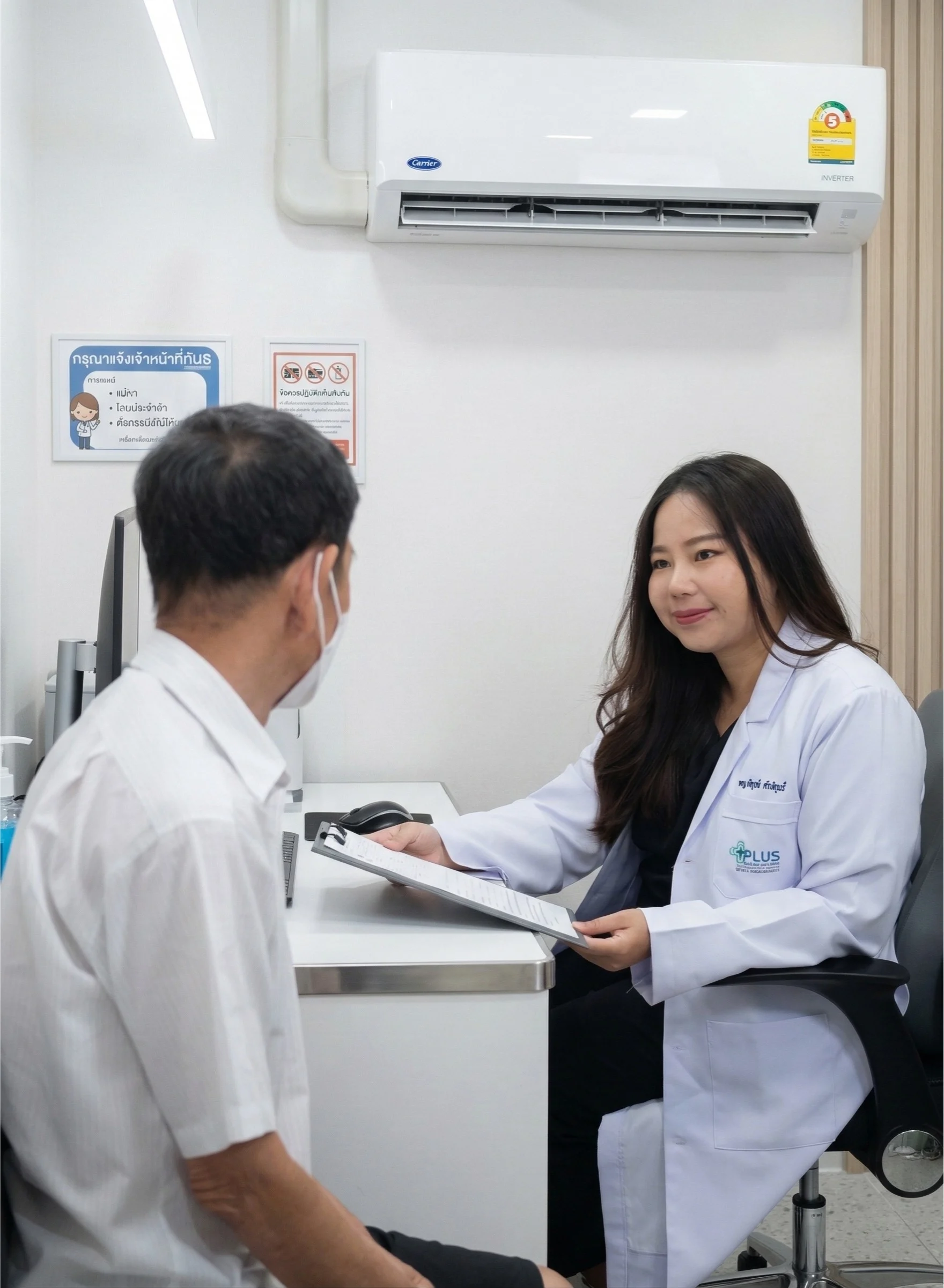 "แพทย์หญิงณัฐวดีฯ ให้คำปรึกษาและตรวจรักษาคนไข้อย่างใกล้ชิดในห้องตรวจที่พลัสเมดิคอลคลินิก (Plus Medical Clinic) สาขาบางใหญ่ นนทบุรี ตอกย้ำความเชี่ยวชาญและการดูแลที่ได้มาตรฐาน"