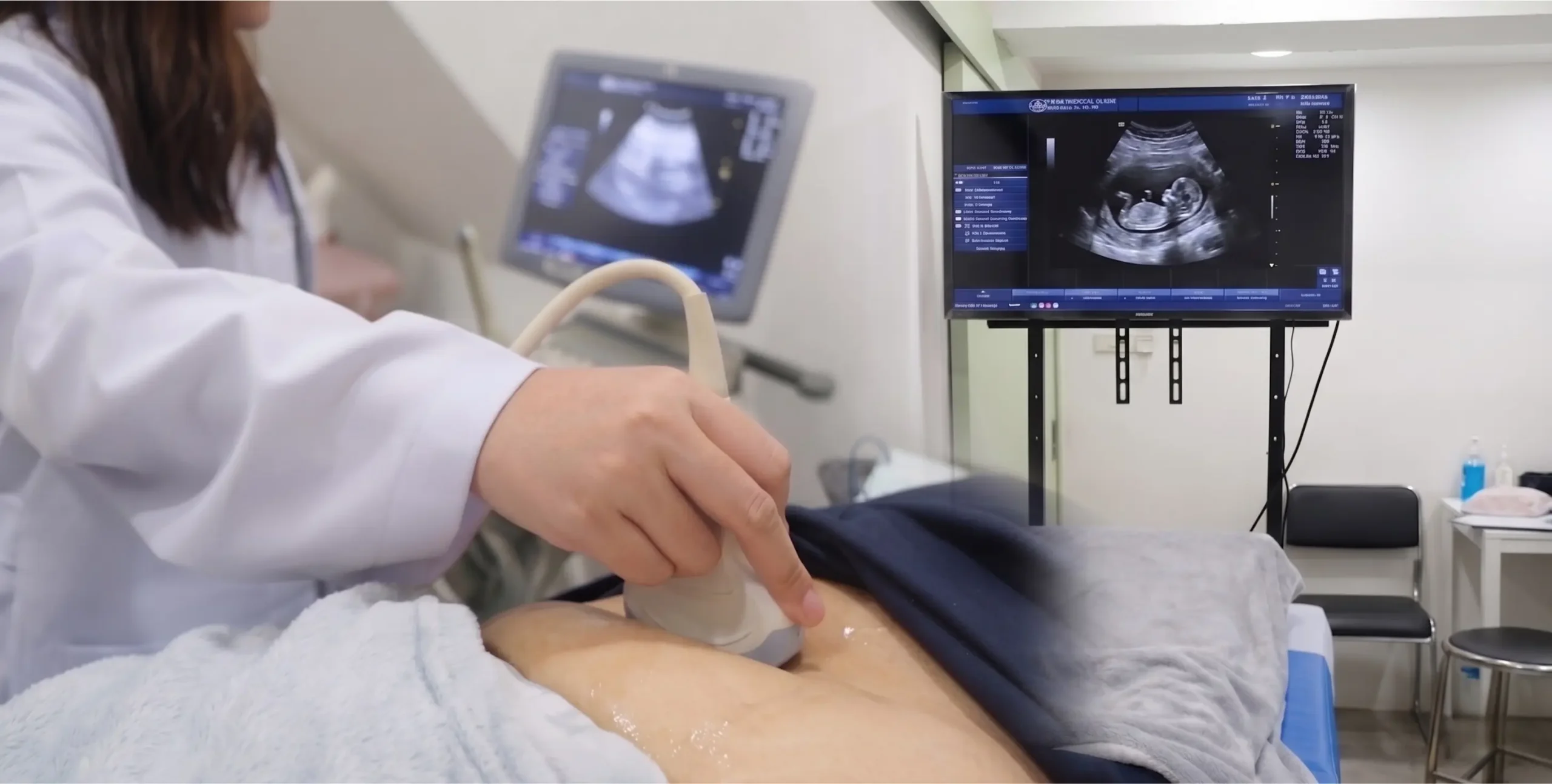 บริการตรวจอัลตราซาวด์ (Ultrasound) ฝากครรภ์ ตรวจช่องท้อง และตรวจสุขภาพทั่วไป โดยแพทย์ผู้หญิงที่พลัสเมดิคอลคลินิก บางใหญ่ นนทบุรี เครื่องมือดิจิทัลทันสมัย แสดงผลชัดเจน เข้าใจง่าย ทราบผลทันที